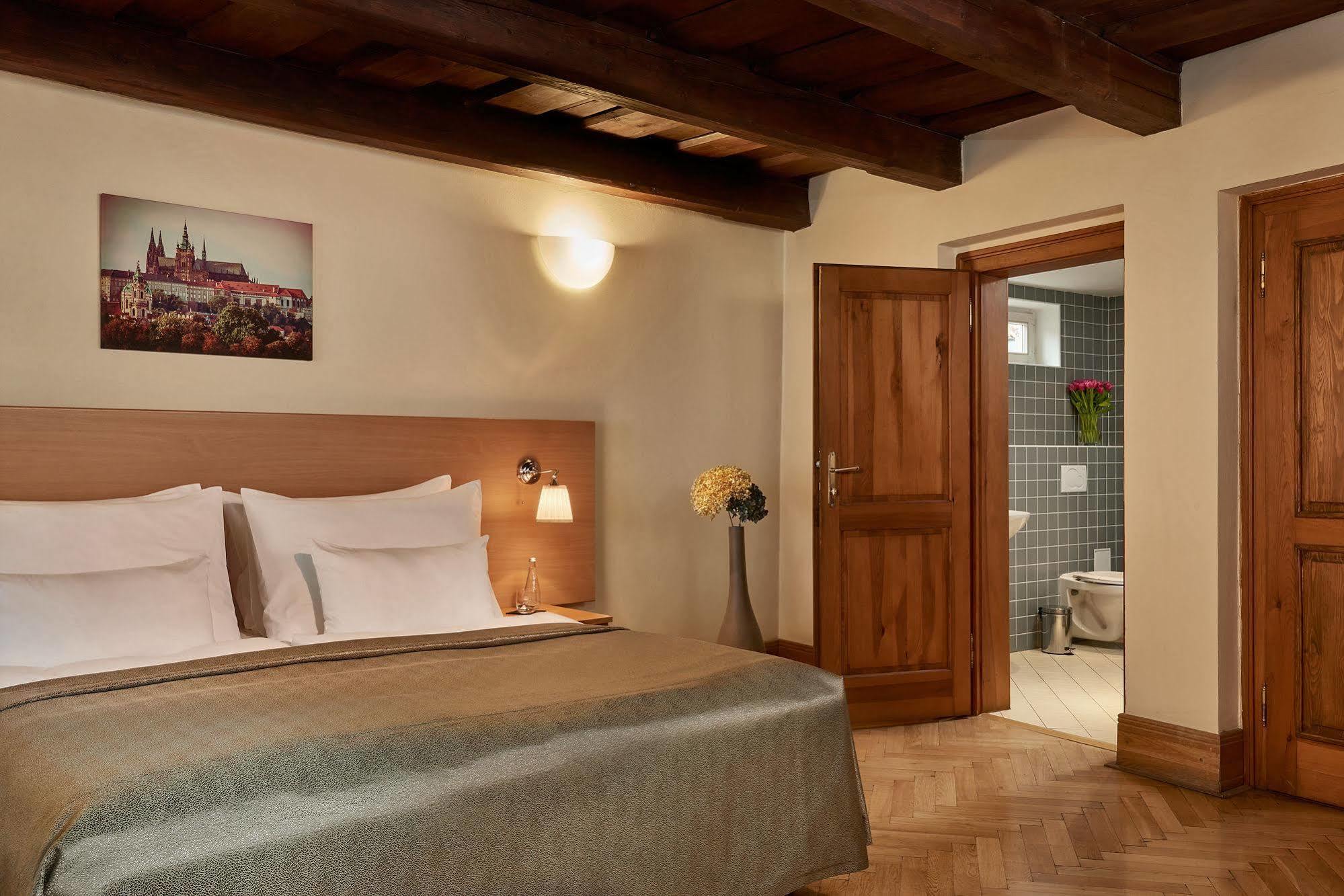 Mostecká 12 Hotel 3*