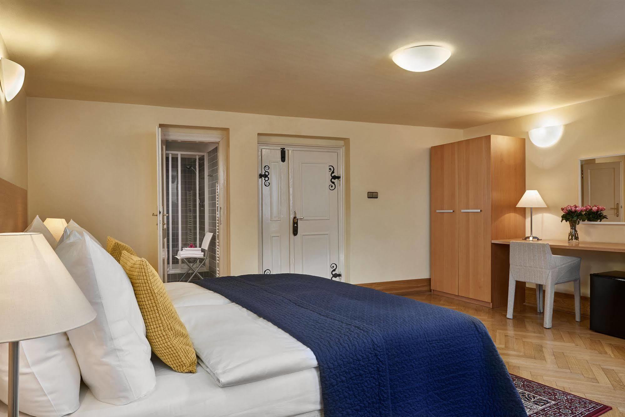 Mostecká 12 Hotel Praga